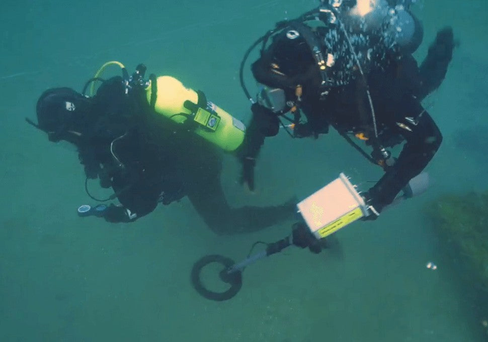 JW Fishers Pulse 8X Metal Detector & Under Water Connector